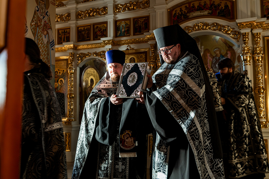 Вечерня с чтением акафиста Страстям Христовым в Александро-Невском храме города Видное